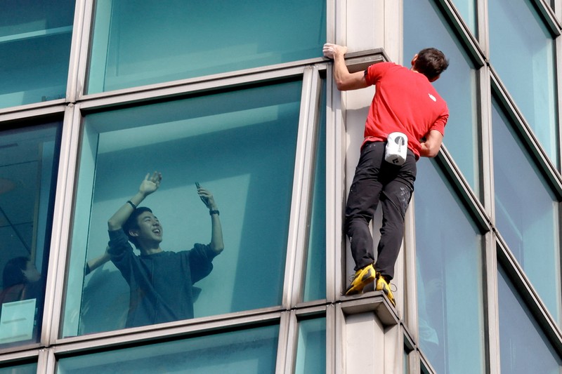 Pendaki Alex Honnold melakukan pendakian solo tanpa tali pengaman di Gedung Pencakar Langit Taipei 101 di Taipei, Taiwan, 25 Januari 2026. (REUTERS/Ann Wang)