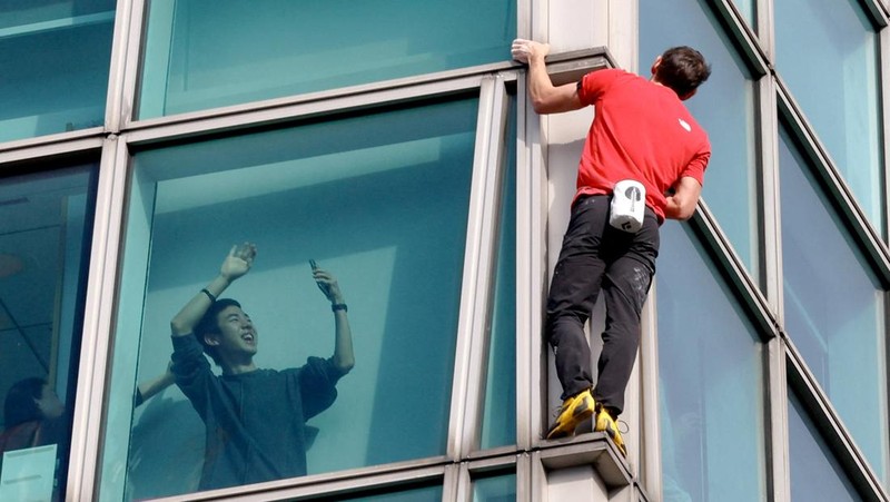 Pendaki Alex Honnold melakukan pendakian solo tanpa tali pengaman di Gedung Pencakar Langit Taipei 101 di Taipei, Taiwan, 25 Januari 2026. (REUTERS/Ann Wang)
