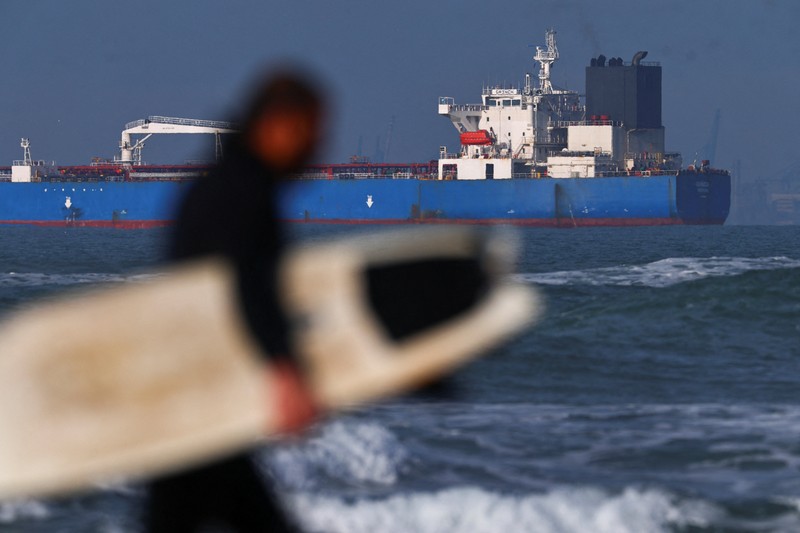 Kapal-kapal angkatan laut Prancis mengepung kapal tanker minyak GRINCH, yang dicegat oleh Prancis di Laut Alboran karena dicurigai beroperasi dengan bendera palsu dan merupakan bagian dari armada bayangan Rusia yang memungkinkan Rusia mengekspor minyak meskipun ada sanksi, dan dialihkan ke pelabuhan Marseille-Fos, di Teluk Fos-sur-Mer, di Martigues, Prancis, 25 Januari 2026. (REUTERS/Manon Cruz)