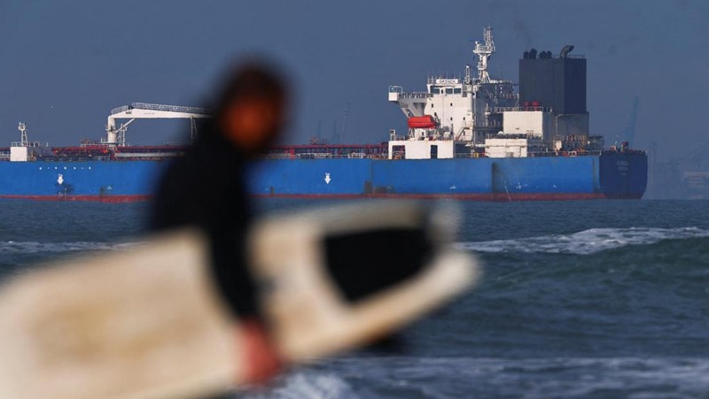 Kapal-kapal angkatan laut Prancis mengepung kapal tanker minyak GRINCH, yang dicegat oleh Prancis di Laut Alboran karena dicurigai beroperasi dengan bendera palsu dan merupakan bagian dari armada bayangan Rusia yang memungkinkan Rusia mengekspor minyak meskipun ada sanksi, dan dialihkan ke pelabuhan Marseille-Fos, di Teluk Fos-sur-Mer, di Martigues, Prancis, 25 Januari 2026. (REUTERS/Manon Cruz)