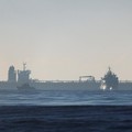 Siluet kapal angkatan laut Prancis yang mengelilingi kapal tanker minyak GRINCH, yang dicegat oleh Prancis di Laut Alboran karena dicurigai beroperasi dengan bendera palsu dan merupakan bagian dari armada bayangan Rusia yang memungkinkan Rusia mengek