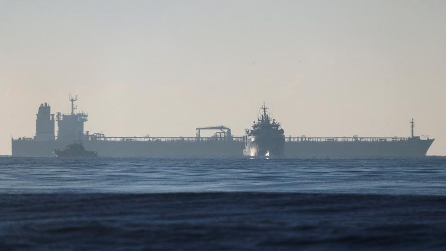 Kapal-kapal angkatan laut Prancis mengepung kapal tanker minyak GRINCH, yang dicegat oleh Prancis di Laut Alboran karena dicurigai beroperasi dengan bendera palsu dan merupakan bagian dari armada bayangan Rusia yang memungkinkan Rusia mengekspor minyak meskipun ada sanksi, dan dialihkan ke pelabuhan Marseille-Fos, di Teluk Fos-sur-Mer, di Martigues, Prancis, 25 Januari 2026. (REUTERS/Manon Cruz)