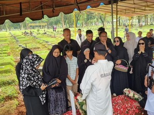 Tangis Ibunda di Pemakaman Ferry Irawan Korban ATR 42-500: Mama Bangga