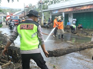 Polda Jateng Berangkatkan Pasukan Siaga Bhayangkara Respons Banjir Purbalingga