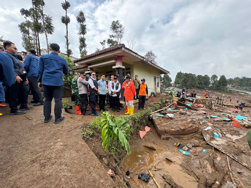 Wakil Presiden (Wapres) Gibran Rakabuming Raka meninjau lokasi bencana banjir dan tanah longsor yang melanda Desa Pasirlangu. (Dok. Setwapres)
