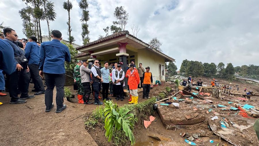 Wakil Presiden (Wapres) Gibran Rakabuming Raka meninjau lokasi bencana banjir dan tanah longsor yang melanda Desa Pasirlangu. (Dok. Setwapres)