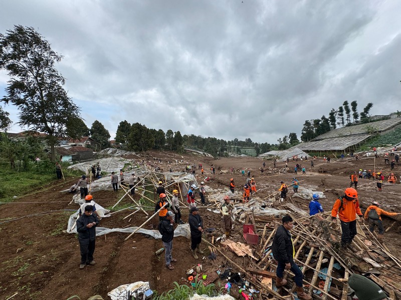 Wakil Presiden (Wapres) Gibran Rakabuming Raka meninjau lokasi bencana banjir dan tanah longsor yang melanda Desa Pasirlangu. (Dok. Setwapres)