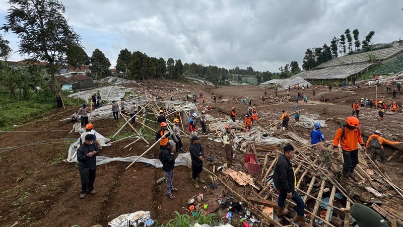 Wakil Presiden (Wapres) Gibran Rakabuming Raka meninjau lokasi bencana banjir dan tanah longsor yang melanda Desa Pasirlangu. (Dok. Setwapres)