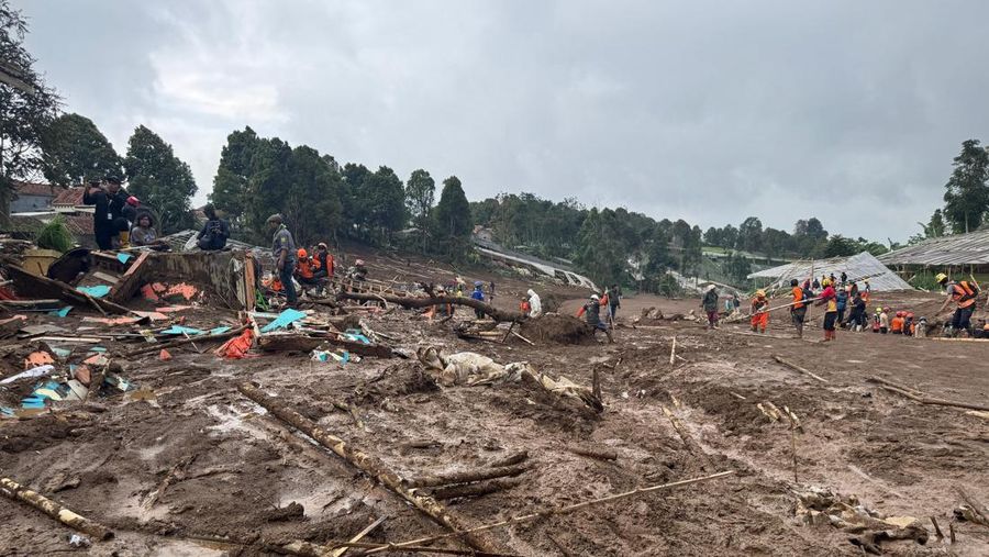 Wakil Presiden (Wapres) Gibran Rakabuming Raka meninjau lokasi bencana banjir dan tanah longsor yang melanda Desa Pasirlangu. (Dok. Setwapres)