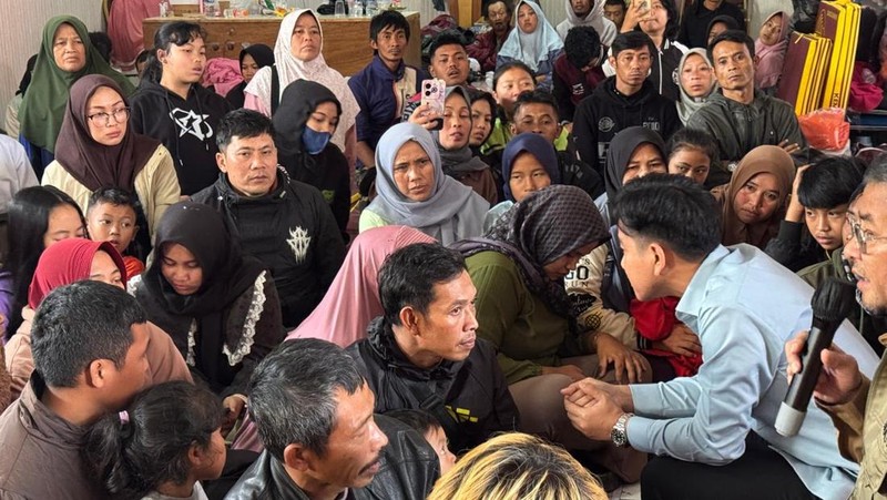 Wakil Presiden (Wapres) Gibran Rakabuming Raka meninjau lokasi bencana banjir dan tanah longsor yang melanda Desa Pasirlangu. (Dok. Setwapres)