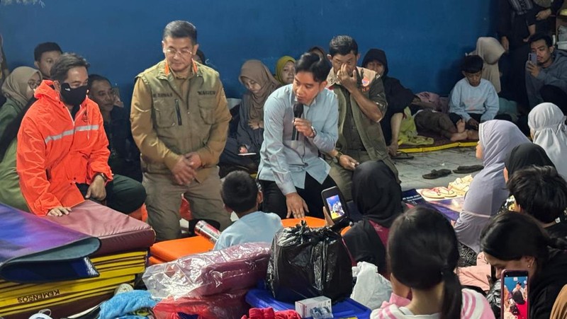 Wakil Presiden (Wapres) Gibran Rakabuming Raka meninjau lokasi bencana banjir dan tanah longsor yang melanda Desa Pasirlangu. (Dok. Setwapres)