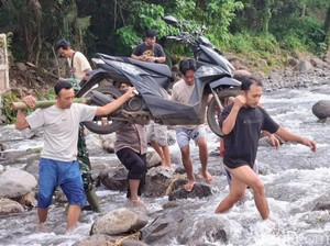 Jembatan Putus Akibat Banjir, 1.500 Warga Jatibanteng Terisolir