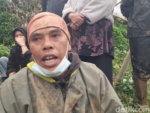Asep 3 Hari Gali Lumpur Cari Anaknya yang Ditelan Longsor Cisarua