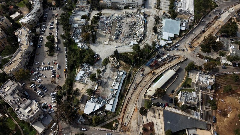 Badan Perserikatan Bangsa-Bangsa (PBB) untuk Pengungsi Palestina, UNRWA, mengatakan bahwa markas besarnya yang ada di Yerusalem Timur, yang sebagian telah dihancurkan oleh Israel, dibakar. (REUTERS/Dedi Hayun)