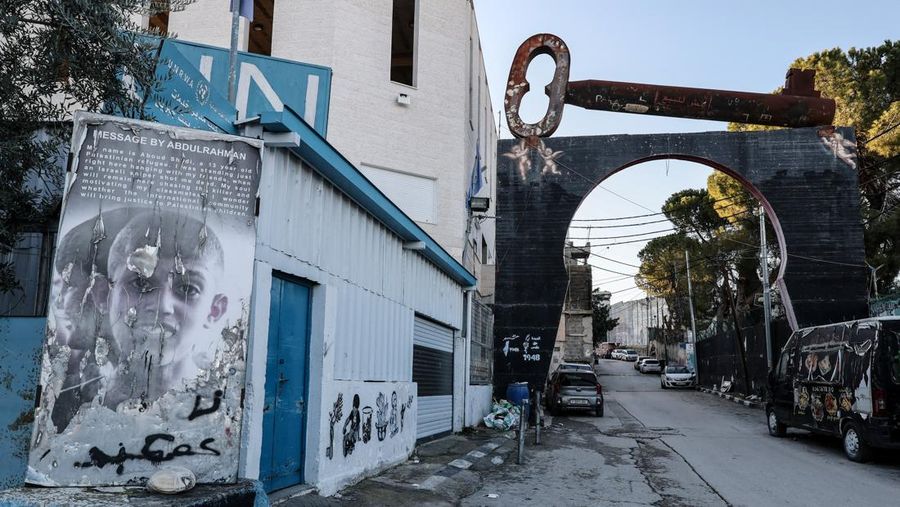 Badan Perserikatan Bangsa-Bangsa (PBB) untuk Pengungsi Palestina, UNRWA, mengatakan bahwa markas besarnya yang ada di Yerusalem Timur, yang sebagian telah dihancurkan oleh Israel, dibakar. (REUTERS/Dedi Hayun)