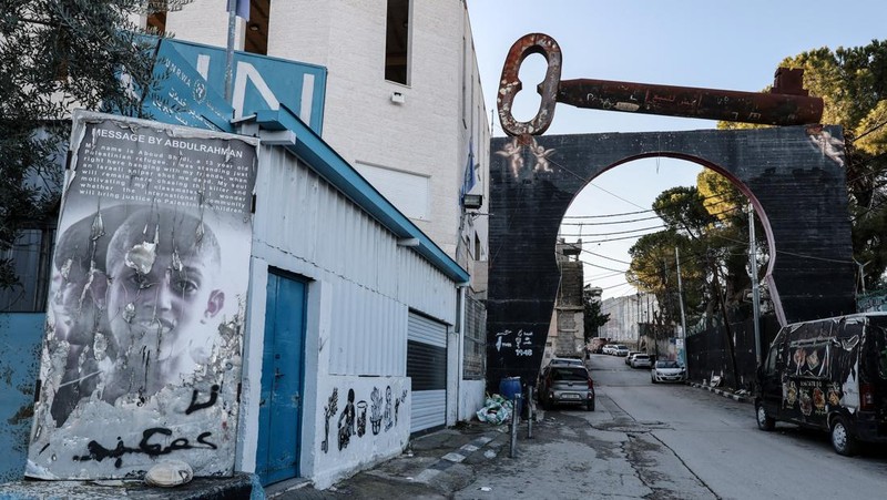 Badan Perserikatan Bangsa-Bangsa (PBB) untuk Pengungsi Palestina, UNRWA, mengatakan bahwa markas besarnya yang ada di Yerusalem Timur, yang sebagian telah dihancurkan oleh Israel, dibakar. (REUTERS/Dedi Hayun)