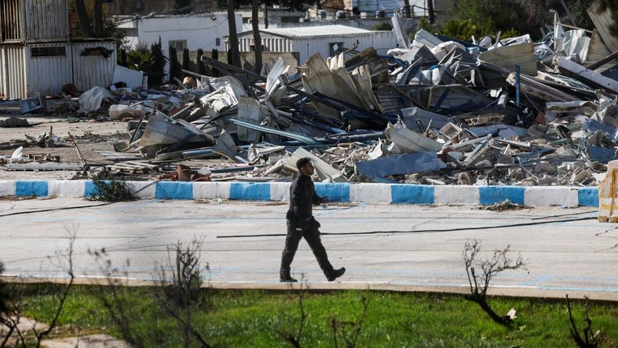Badan Perserikatan Bangsa-Bangsa (PBB) untuk Pengungsi Palestina, UNRWA, mengatakan bahwa markas besarnya yang ada di Yerusalem Timur, yang sebagian telah dihancurkan oleh Israel, dibakar. (REUTERS/Dedi Hayun)