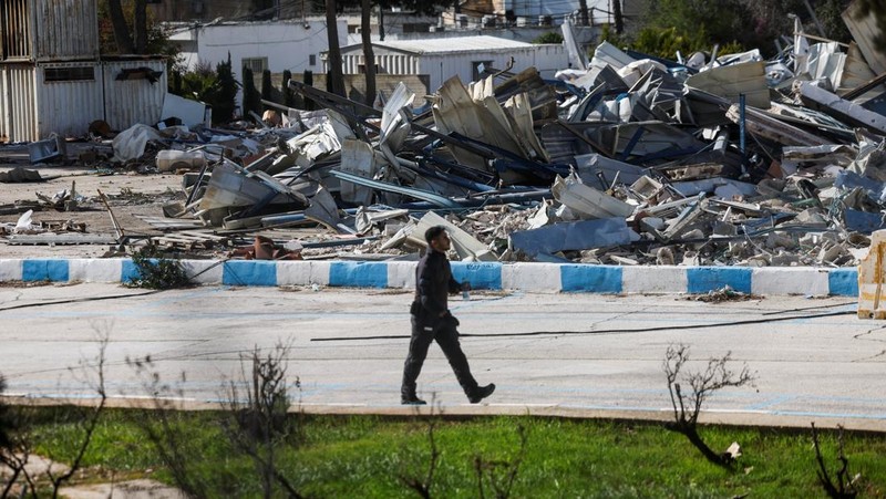 Badan Perserikatan Bangsa-Bangsa (PBB) untuk Pengungsi Palestina, UNRWA, mengatakan bahwa markas besarnya yang ada di Yerusalem Timur, yang sebagian telah dihancurkan oleh Israel, dibakar. (REUTERS/Dedi Hayun)