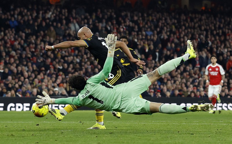 Matheus Cunha dari Manchester United merayakan gol ketiga timnya bersama Diogo Dalot dan Kobbie Mainoo saat melawan Arsenal di Stadion Emirates, London, Inggris, 25 Januari 2026. (REUTERS/Dylan Martinez)