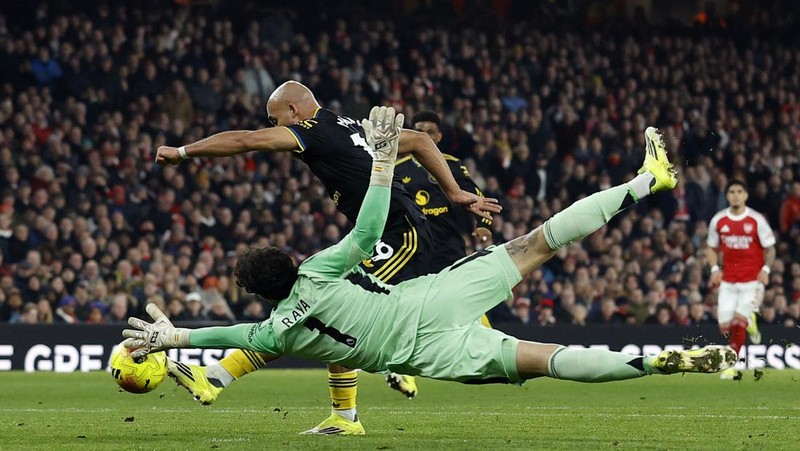 Matheus Cunha dari Manchester United merayakan gol ketiga timnya bersama Diogo Dalot dan Kobbie Mainoo saat melawan Arsenal di Stadion Emirates, London, Inggris, 25 Januari 2026. (REUTERS/Dylan Martinez)