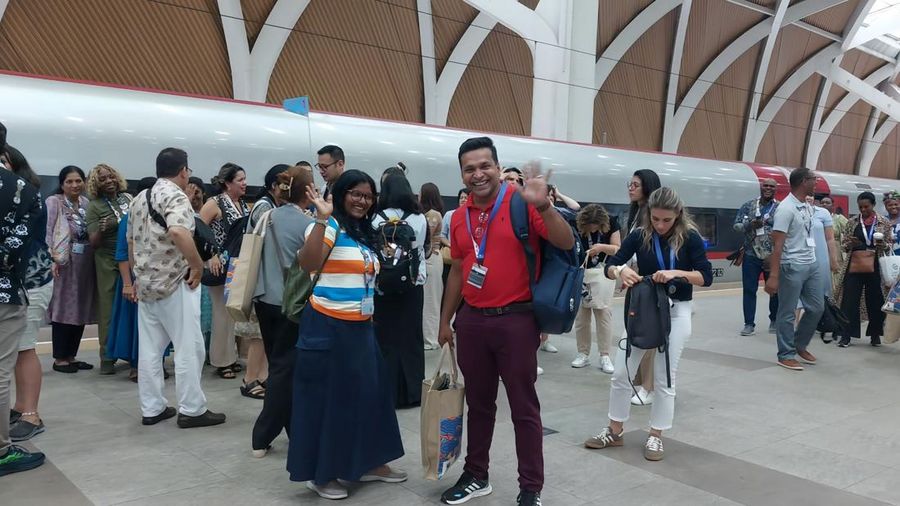 Ilustrasi warga Malaysia naik KA Cepat Whoosh. (Dok. KCIC)