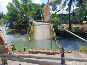 Jembatan Penghubung Antardesa di Pangkep Ambruk Usai Dilewati Truk Muat Tanah
