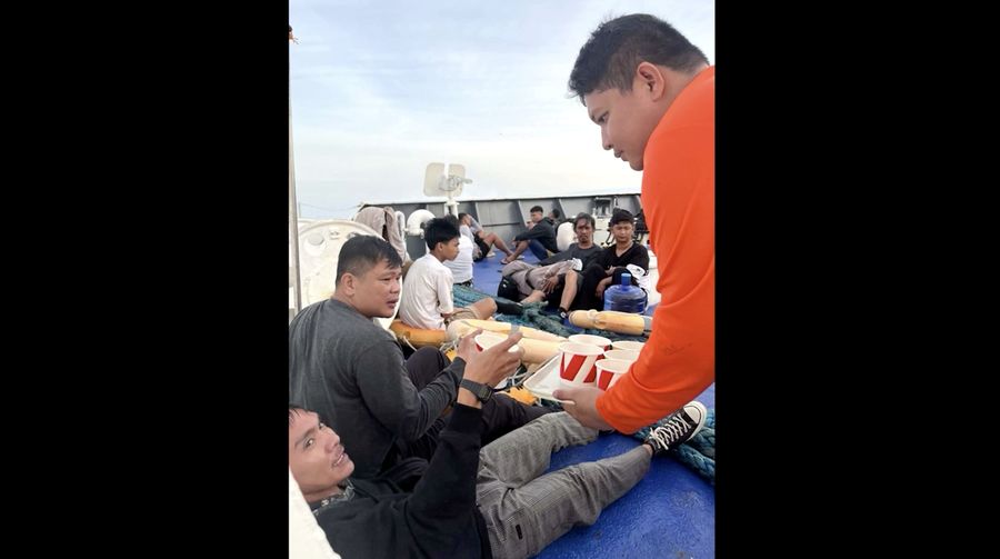Jumlah korban tewas akibat kecelakaan kapal feri di Filipina selatan meningkat menjadi sedikitnya 15 orang. Penjaga Pantai Filipina (PCG) pada Senin menyatakan sebanyak 316 orang berhasil diselamatkan, sementara puluhan lainnya masih dinyatakan hilang dan terus dicari. (Tangkapan Layar Video Reuters/PHILIPPINE COAST GUARD HANDOUT)
