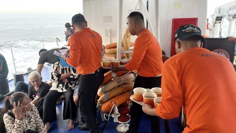 Jumlah korban tewas akibat kecelakaan kapal feri di Filipina selatan meningkat menjadi sedikitnya 15 orang. Penjaga Pantai Filipina (PCG) pada Senin menyatakan sebanyak 316 orang berhasil diselamatkan, sementara puluhan lainnya masih dinyatakan hilang dan terus dicari. (Tangkapan Layar Video Reuters/PHILIPPINE COAST GUARD HANDOUT)