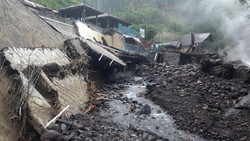 Kawasan Wisata Guci Tegal Hancur Diterjang Banjir Bandang