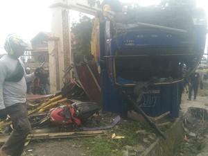 Laka Beruntun di Padang Panjang, Truk Terguling-Rumah Warga Rusak