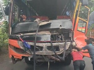 Bus Rajawali Ngeblong Tabrak Truk di Bojonegoro, Kernet Luka Parah