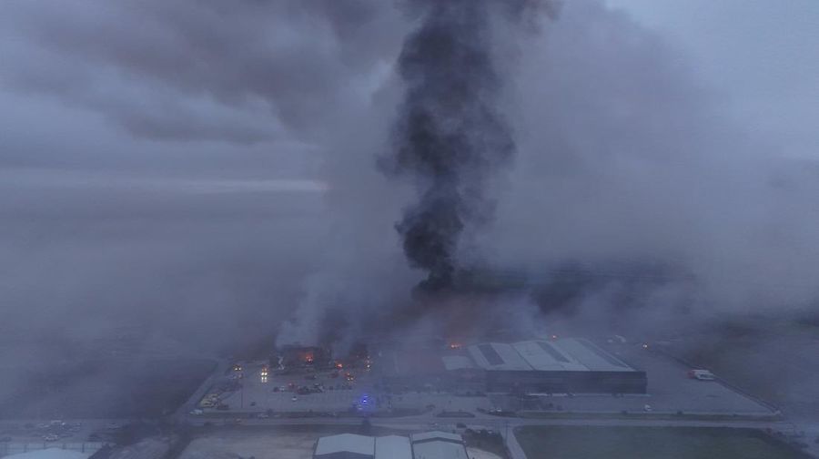 Kepulan asap setelah kebakaran di sebuah pabrik makanan, dekat kota Trikala, Yunani, Senin (26/1/2026). (REUTERS/Stringer)