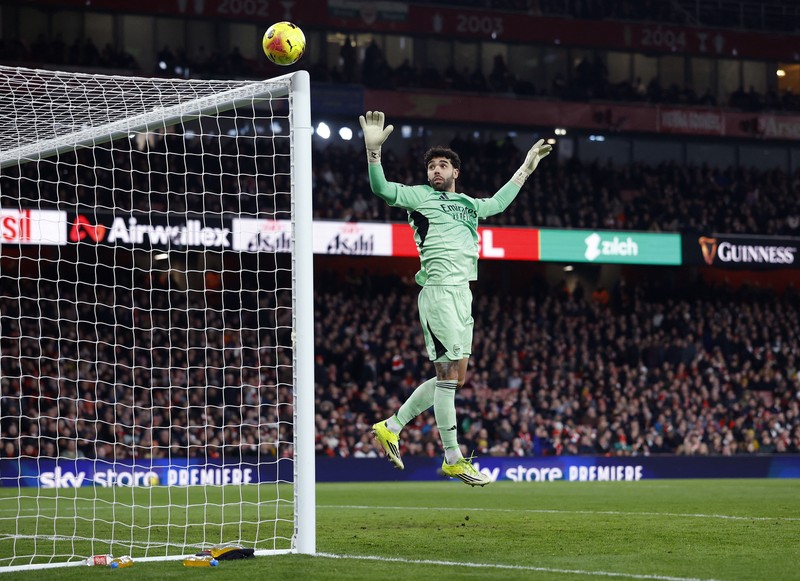 Matheus Cunha dari Manchester United merayakan gol ketiga timnya bersama Diogo Dalot dan Kobbie Mainoo saat melawan Arsenal di Stadion Emirates, London, Inggris, 25 Januari 2026. (REUTERS/Dylan Martinez)