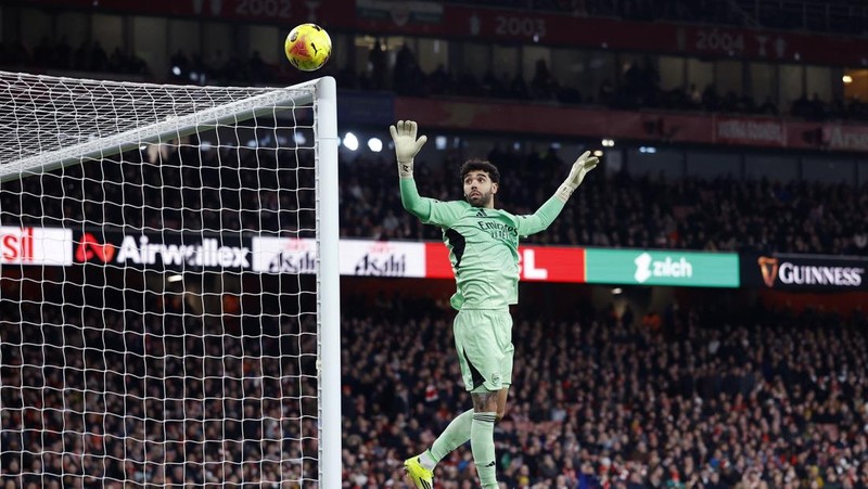 Matheus Cunha dari Manchester United merayakan gol ketiga timnya bersama Diogo Dalot dan Kobbie Mainoo saat melawan Arsenal di Stadion Emirates, London, Inggris, 25 Januari 2026. (REUTERS/Dylan Martinez)