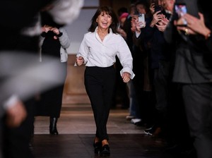 Veronique Nichanian Pamit dari Hermes, Peragaan Terakhir Bertabur Bintang