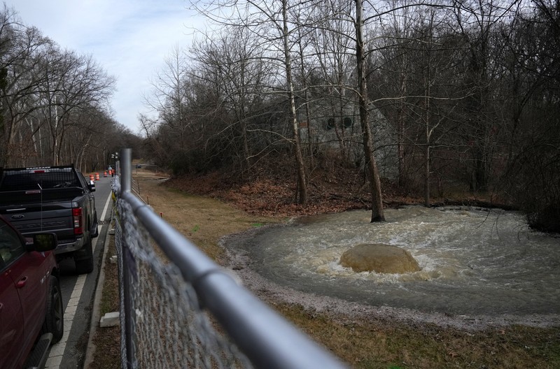 Limbah mentah tumpah keluar dari saluran pembuangan Potomac Interceptor yang runtuh di dekat Clara Barton Parkway di Bethesda, Maryland, AS, 23 Januari 2026. (REUTERS/Leah Millis)