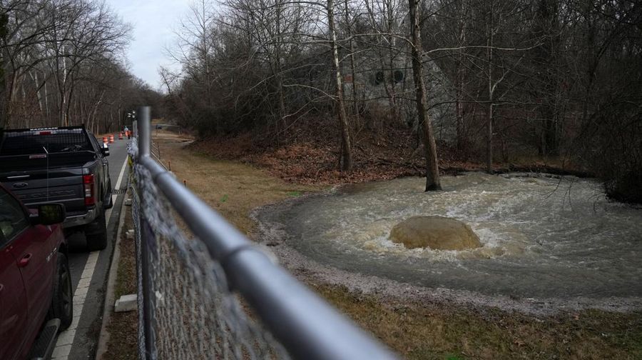 Limbah mentah tumpah keluar dari saluran pembuangan Potomac Interceptor yang runtuh di dekat Clara Barton Parkway di Bethesda, Maryland, AS, 23 Januari 2026. (REUTERS/Leah Millis)