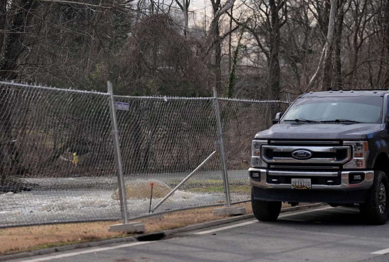 Limbah mentah tumpah keluar dari saluran pembuangan Potomac Interceptor yang runtuh di dekat Clara Barton Parkway di Bethesda, Maryland, AS, 23 Januari 2026. (REUTERS/Leah Millis)