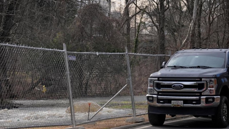 Limbah mentah tumpah keluar dari saluran pembuangan Potomac Interceptor yang runtuh di dekat Clara Barton Parkway di Bethesda, Maryland, AS, 23 Januari 2026. (REUTERS/Leah Millis)