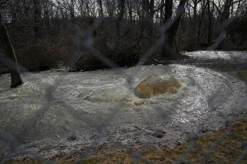 Limbah mentah tumpah keluar dari saluran pembuangan Potomac Interceptor yang runtuh di dekat Clara Barton Parkway di Bethesda, Maryland, AS, 23 Januari 2026. (REUTERS/Leah Millis)