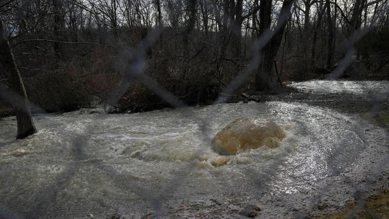 Limbah mentah tumpah keluar dari saluran pembuangan Potomac Interceptor yang runtuh di dekat Clara Barton Parkway di Bethesda, Maryland, AS, 23 Januari 2026. (REUTERS/Leah Millis)