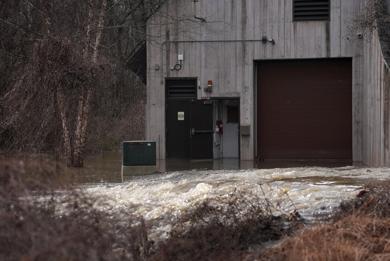 Limbah mentah tumpah keluar dari saluran pembuangan Potomac Interceptor yang runtuh di dekat Clara Barton Parkway di Bethesda, Maryland, AS, 23 Januari 2026. (REUTERS/Leah Millis)