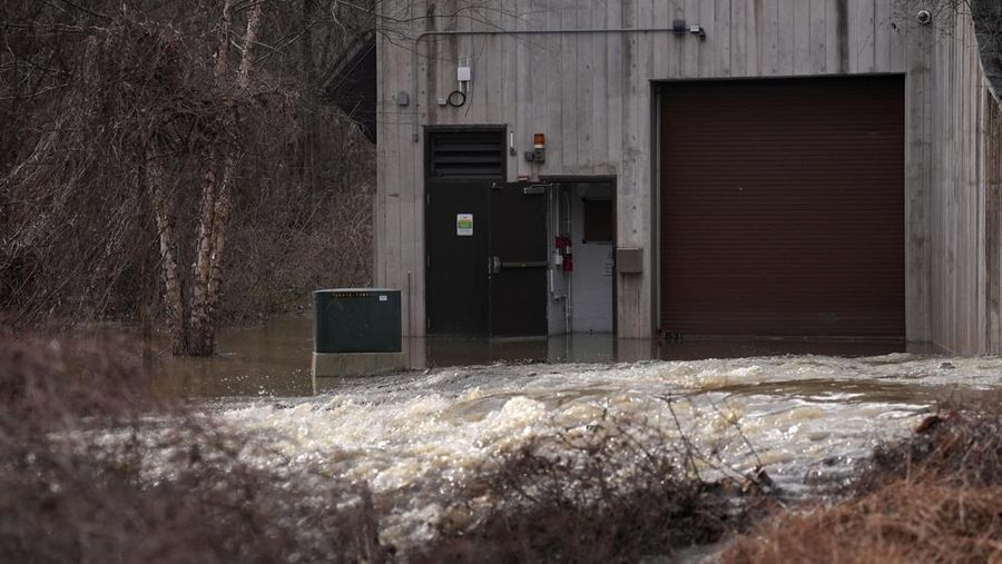 Limbah mentah tumpah keluar dari saluran pembuangan Potomac Interceptor yang runtuh di dekat Clara Barton Parkway di Bethesda, Maryland, AS, 23 Januari 2026. (REUTERS/Leah Millis)