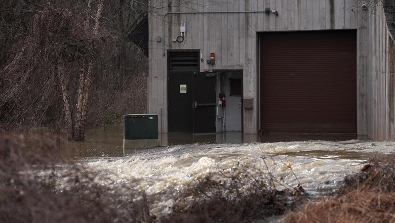 Limbah mentah tumpah keluar dari saluran pembuangan Potomac Interceptor yang runtuh di dekat Clara Barton Parkway di Bethesda, Maryland, AS, 23 Januari 2026. (REUTERS/Leah Millis)