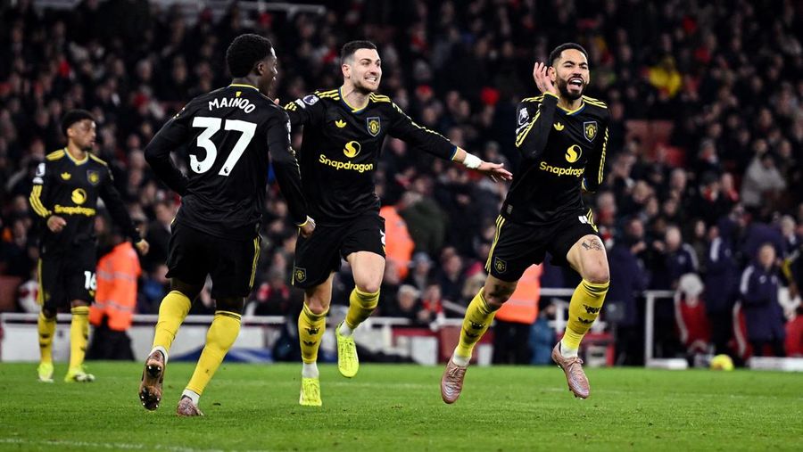 Matheus Cunha dari Manchester United merayakan gol ketiga timnya bersama Diogo Dalot dan Kobbie Mainoo saat melawan Arsenal di Stadion Emirates, London, Inggris, 25 Januari 2026. (REUTERS/Dylan Martinez)