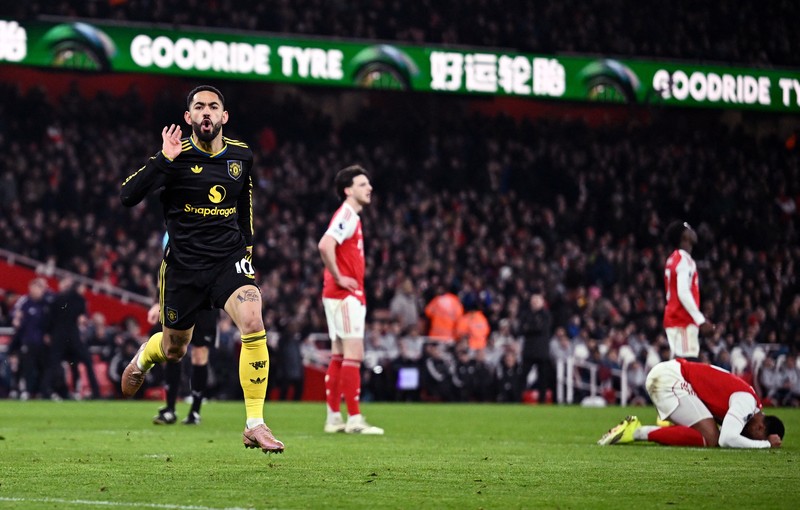 Matheus Cunha dari Manchester United merayakan gol ketiga timnya bersama Diogo Dalot dan Kobbie Mainoo saat melawan Arsenal di Stadion Emirates, London, Inggris, 25 Januari 2026. (REUTERS/Dylan Martinez)
