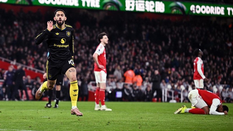 Matheus Cunha dari Manchester United merayakan gol ketiga timnya bersama Diogo Dalot dan Kobbie Mainoo saat melawan Arsenal di Stadion Emirates, London, Inggris, 25 Januari 2026. (REUTERS/Dylan Martinez)