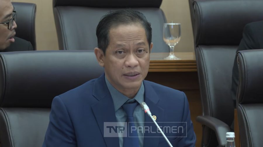Menteri Lingkungan Hidup/Kepala Badan Pengendalian Lingkungan Hidup RI, Hanif Faisol Nurofiq saat mengikuti rapat kerja dengan Komisi XII DPR RI, di Komplek Parlemen, Jakarta, Senin (26/1/2026). (Tangkapan Layar Youtube/TVR Parlemen)