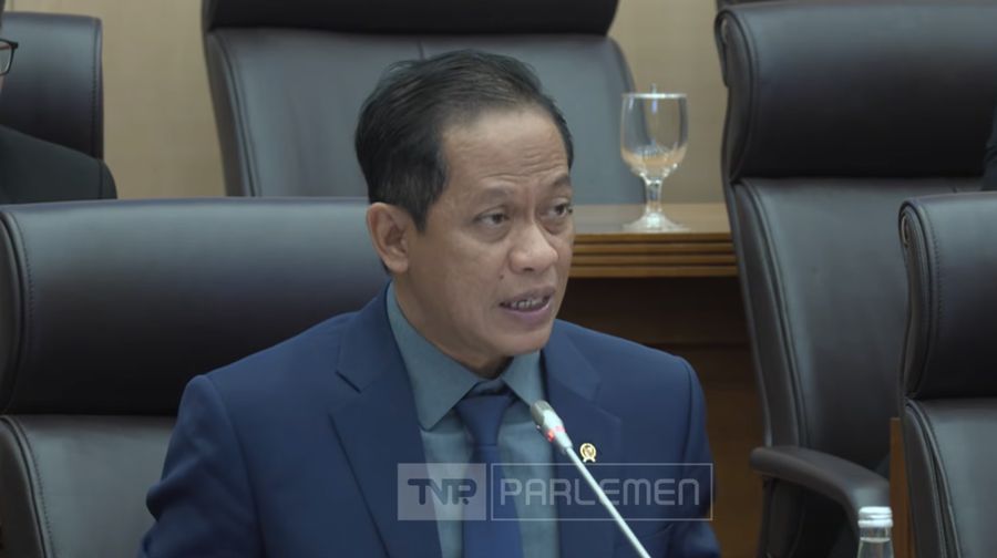 Menteri Lingkungan Hidup/Kepala Badan Pengendalian Lingkungan Hidup RI, Hanif Faisol Nurofiq saat mengikuti rapat kerja dengan Komisi XII DPR RI, di Komplek Parlemen, Jakarta, Senin (26/1/2026). (Tangkapan Layar Youtube/TVR Parlemen)