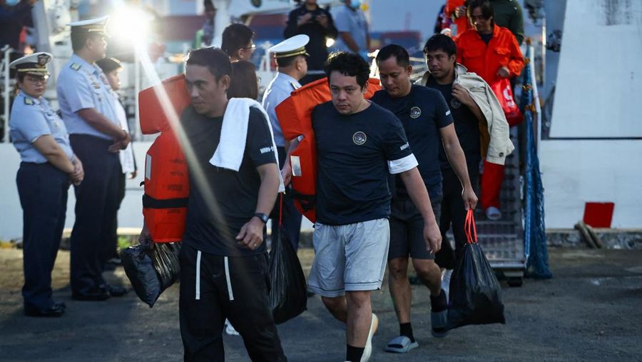 Personel Penjaga Pantai Filipina membawa kantong jenazah berisi sisa-sisa anggota kru yang tewas dalam tenggelamnya kapal kargo M/V Devon Bay, di Pelabuhan Manila, Filipina, 26 Januari 2026. (REUTERS/Eloisa Lopez)
